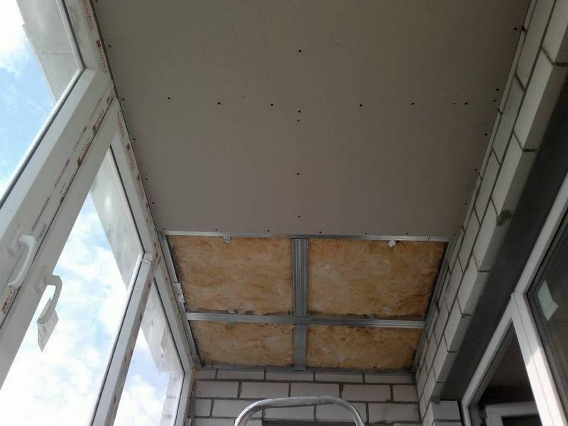Какой материал применить для отделки потолка на балконе